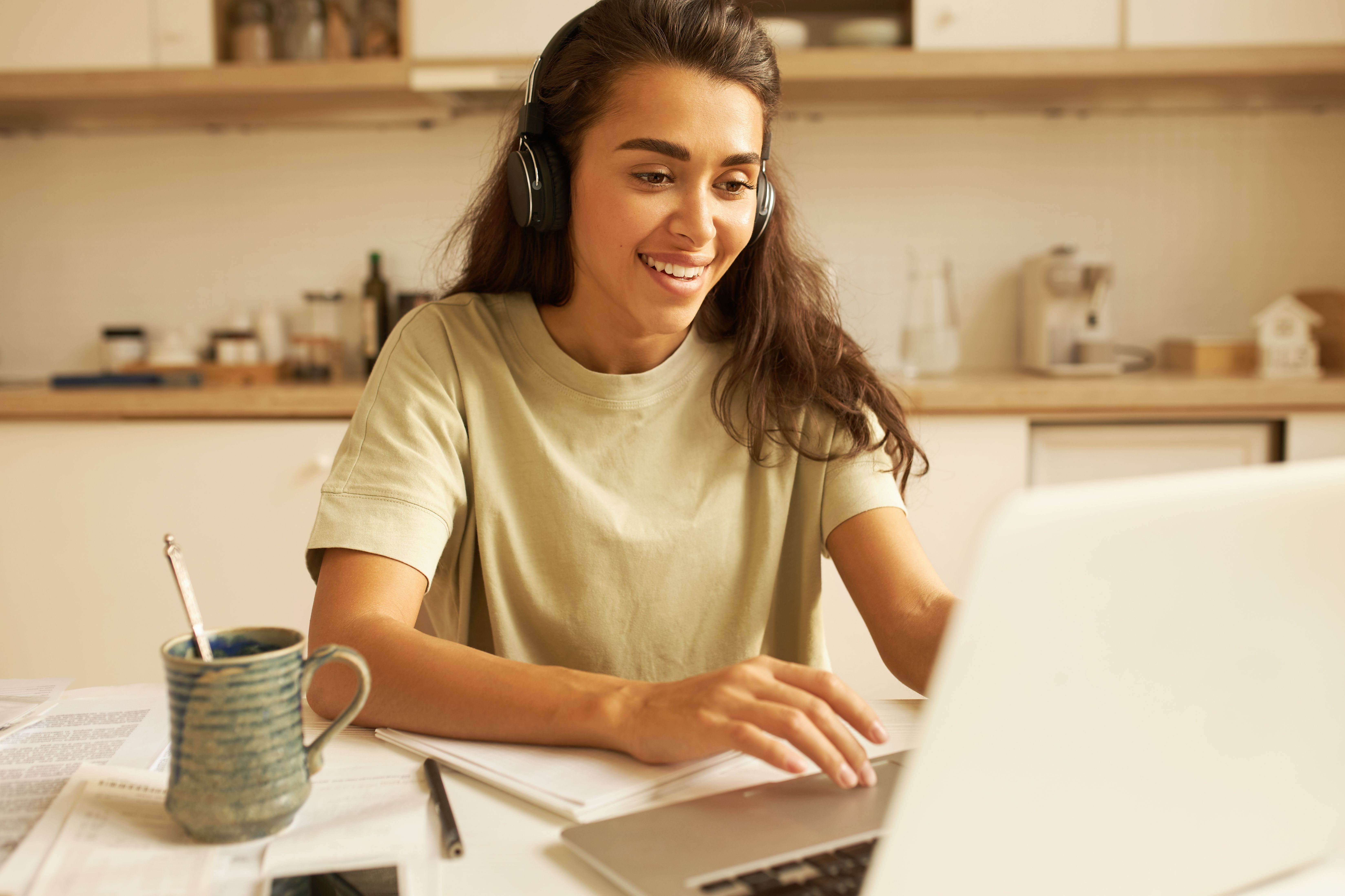 Mulher jovem estuda em casa em linha